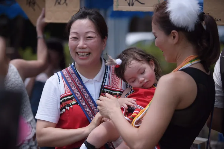 徐榛蔚參加豐年祭愛跳舞，愛抱小孩，「咪搜西魯．巴奈」好媽媽形象深植人心。翻攝徐榛蔚臉書