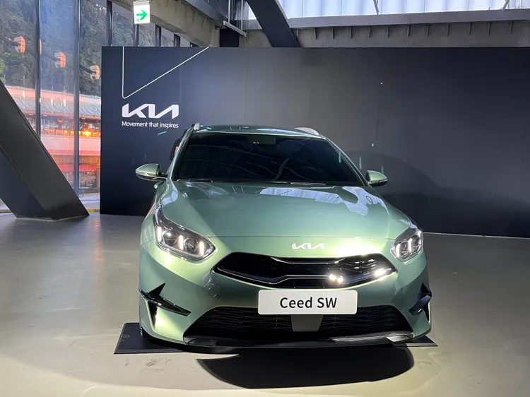 Kia小改款Ceed Sportswagon MHEV輕油電旅行車也同步於會場中現身，預計明年第一季開始銷售。林浩昇攝
