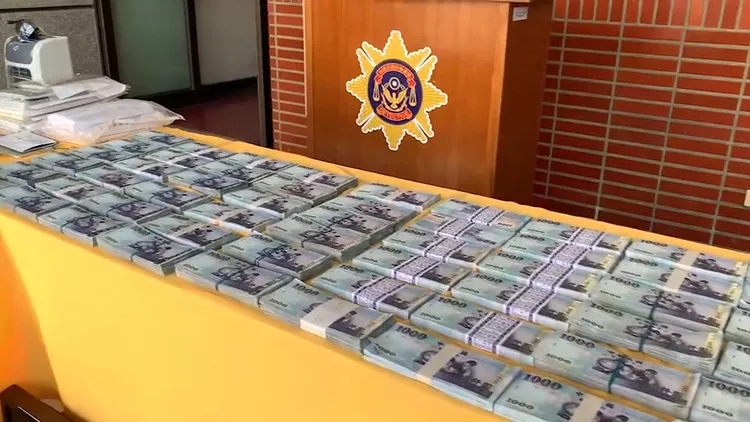 警方陳列贓款740萬元擺滿桌面，看得在場眾人咋舌。民眾提供