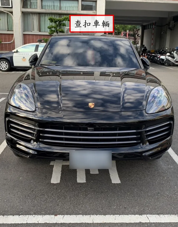 警方查扣犯罪集團名下賓士、保時捷名車各一輛。警方提供