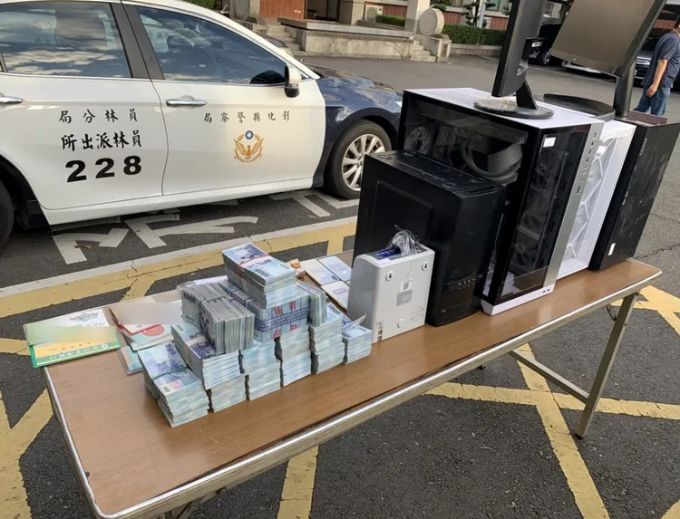 警查扣詐欺犯罪集團贓款堆如小山。民眾提供