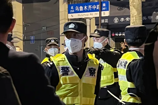 上海「白紙革命」烏魯木齊路現場 路障變多、見警率增