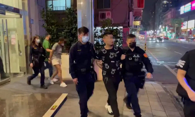 警方依妨害自由、毒品罪，將蔡男、林女移送台北地檢署偵辦。警方提供