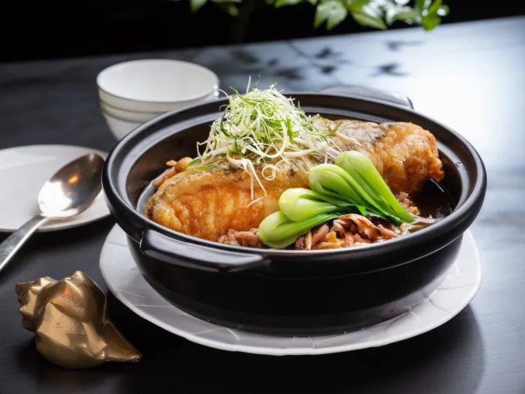 薑蔥龍膽斑頭腩煲選用下巴部位，膠質相當豐厚，軟嫩又富有膠黏感。業者提供