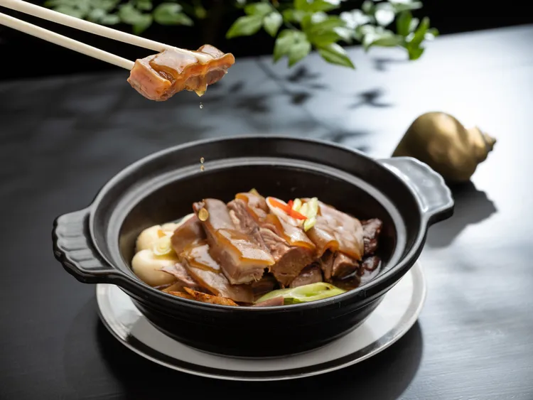 古法羊腩煲有稍改作法，將濃醬汁改成鮮醇湯頭，還有燉到軟爛惹味的羊腩。業者提供