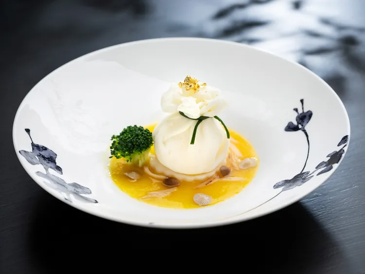 松茸官燕石榴棵是費工耗時的老菜，外觀相當風雅別致。業者提供