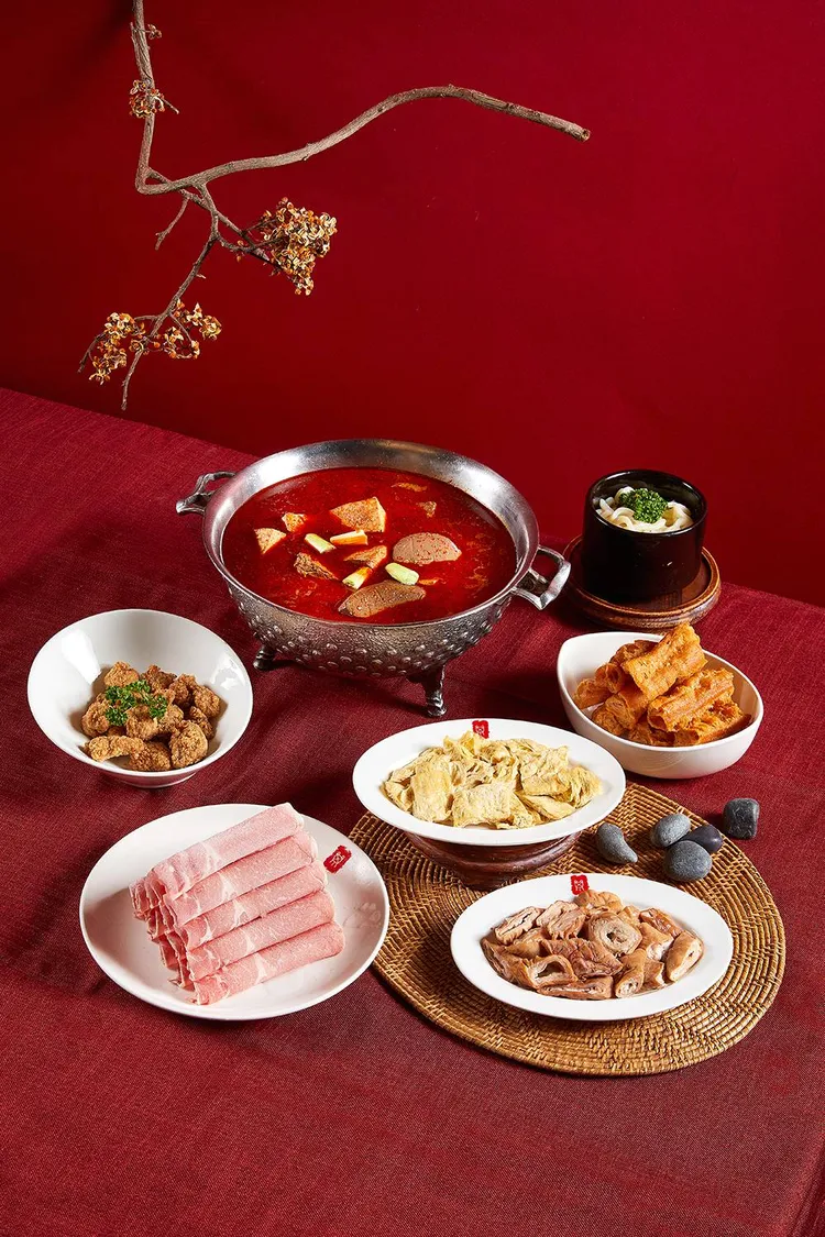 鼎王在疫情期間也曾推出外帶餐，包括內含鴨血與豆腐的麻辣湯底，與各式配料。業者提供