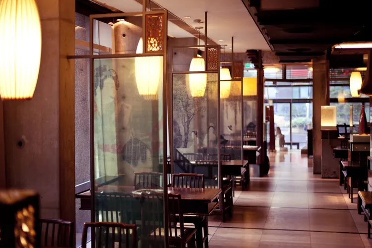 鼎王麻辣鍋裝潢典雅復古，現有12家分店，包含香港2家。翻攝鼎王麻辣鍋官方臉書