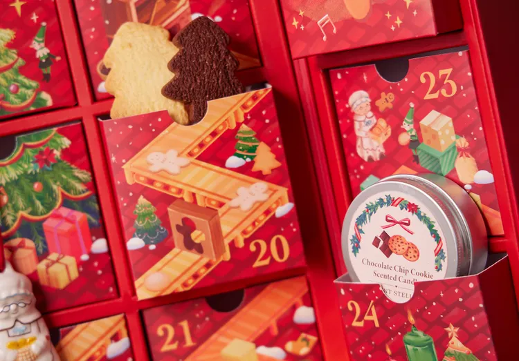 「聖誕餅乾夢工廠」倒數月曆禮盒內容物包含餅乾香氛蠟燭、詩特莉奶奶聖誕吊飾、以及多款季節限定餅乾。業者提供