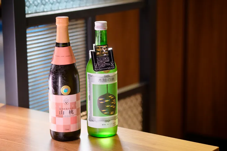 雲海山桃酒720ml(左起)，1300元；嘉美心木陰之魚純米720ml，1300元。禁止酒駕；飲酒過量，有害健康。陳志淵攝
