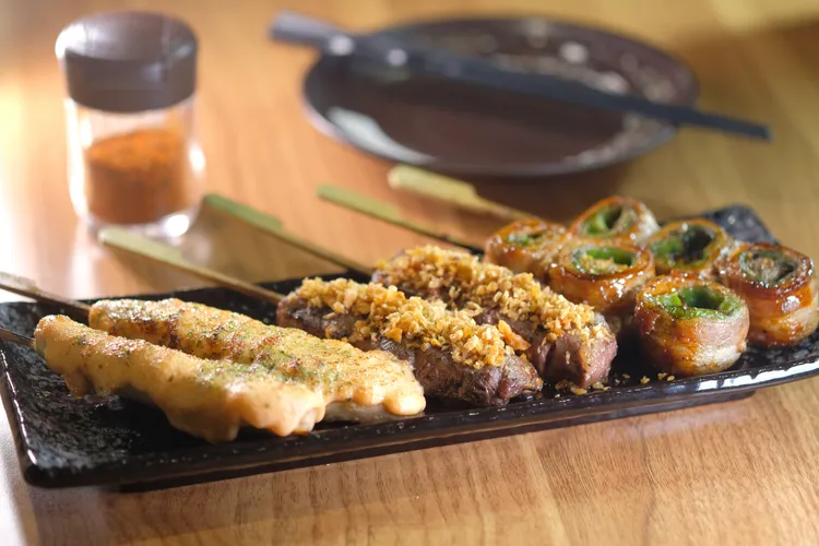 明太子雞柳串(左起)，130元/2串；蒜香牛小排串，250元/2串；培根角椒串，120元/2串。陳志淵攝