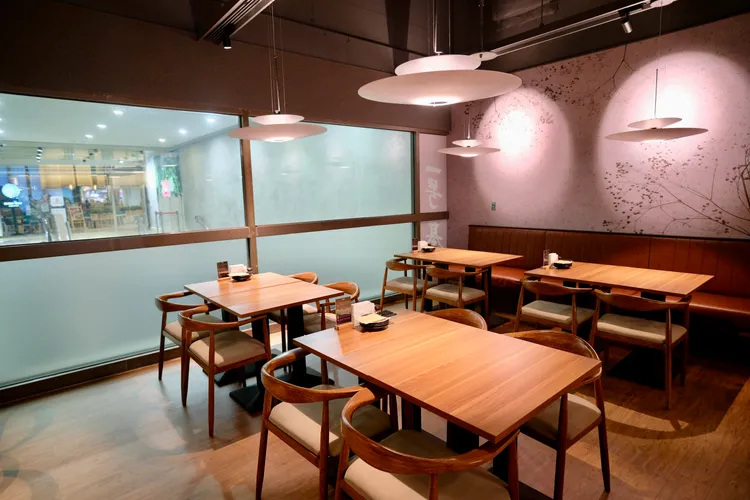 板橋店以木質桌椅及特色吊燈營造舒適氛圍。陳志淵攝