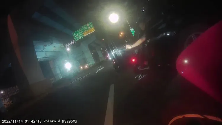 駕駛一度作勢下車欲威脅。翻攝自臉書社團我是五股人