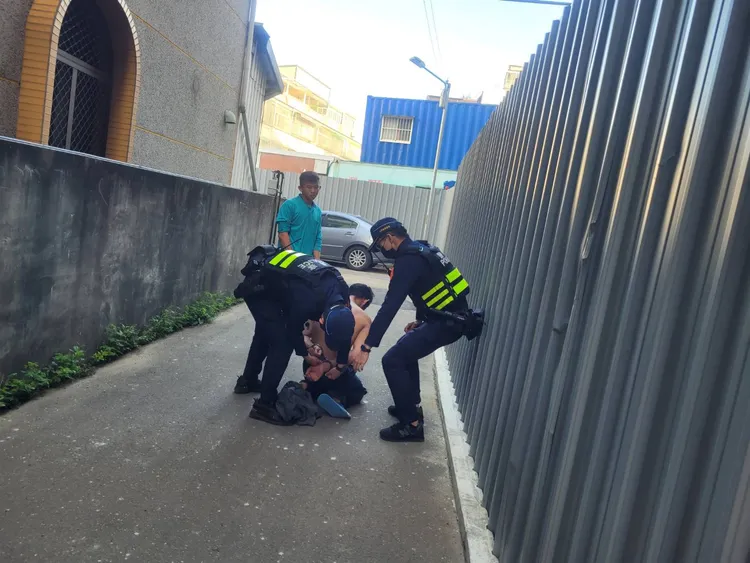 警方到場逮捕竊嫌。讀者提供