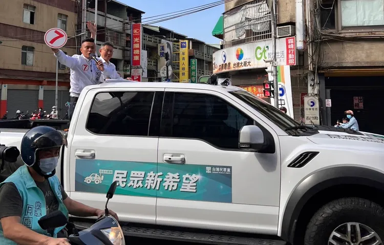 民眾黨主席柯文哲今天一早就南下台中陪大里區市議員候選人江河樹登戰車掃街拜票。民眾黨提供