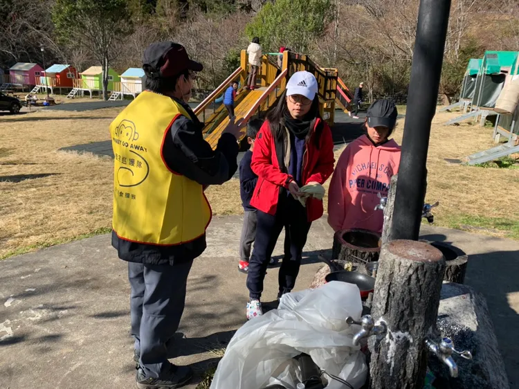 工作人員向遊客宣導做好食物管理。東勢林管處提供