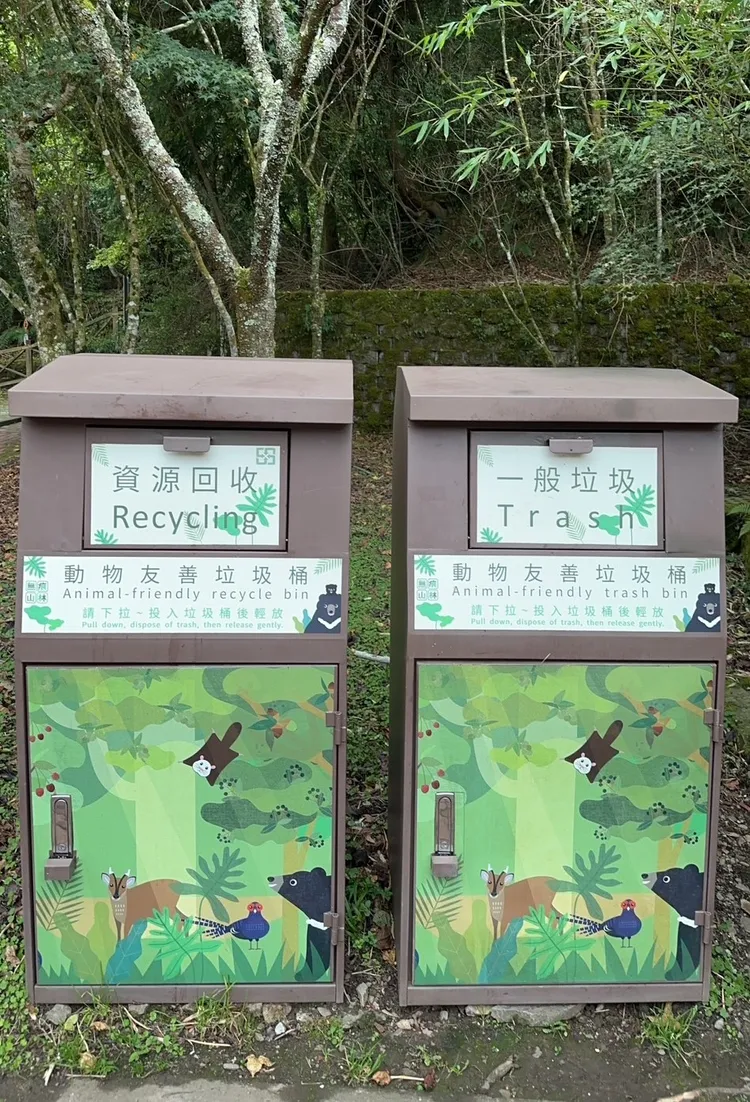 武陵地區設置動物友善垃圾桶(防猴垃圾桶)，降低台灣獼猴出現。東勢林管處提供