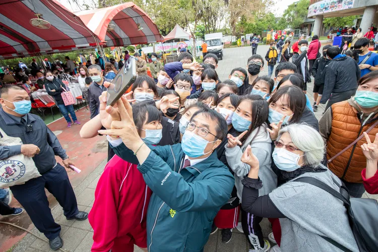 黃偉哲透過自拍，增加和年輕族群互動。市府提供