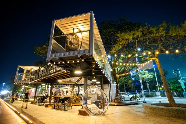白色貨櫃屋夜景。觀光局提供
