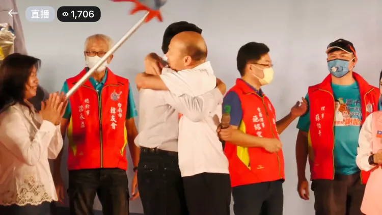 韓國瑜和謝龍介擁抱打氣。翻攝謝龍介臉書直播