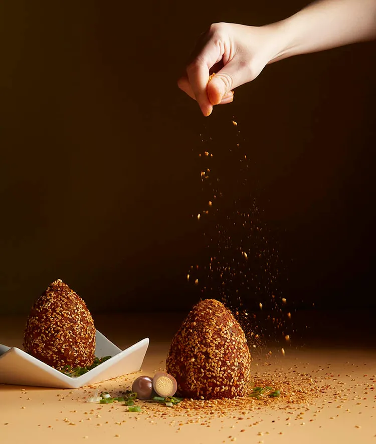 創意菜色「憤怒鳥蛋」，是使用麻辣牛油包覆滿滿的香滷鳥蛋。業者提供