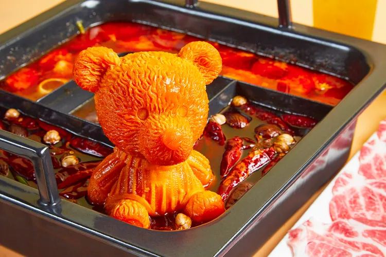 標榜一鍋三味，包含3種湯頭，其中麻辣鍋的牛油為萌熊造型，稱「有BEAR來」。業者提供