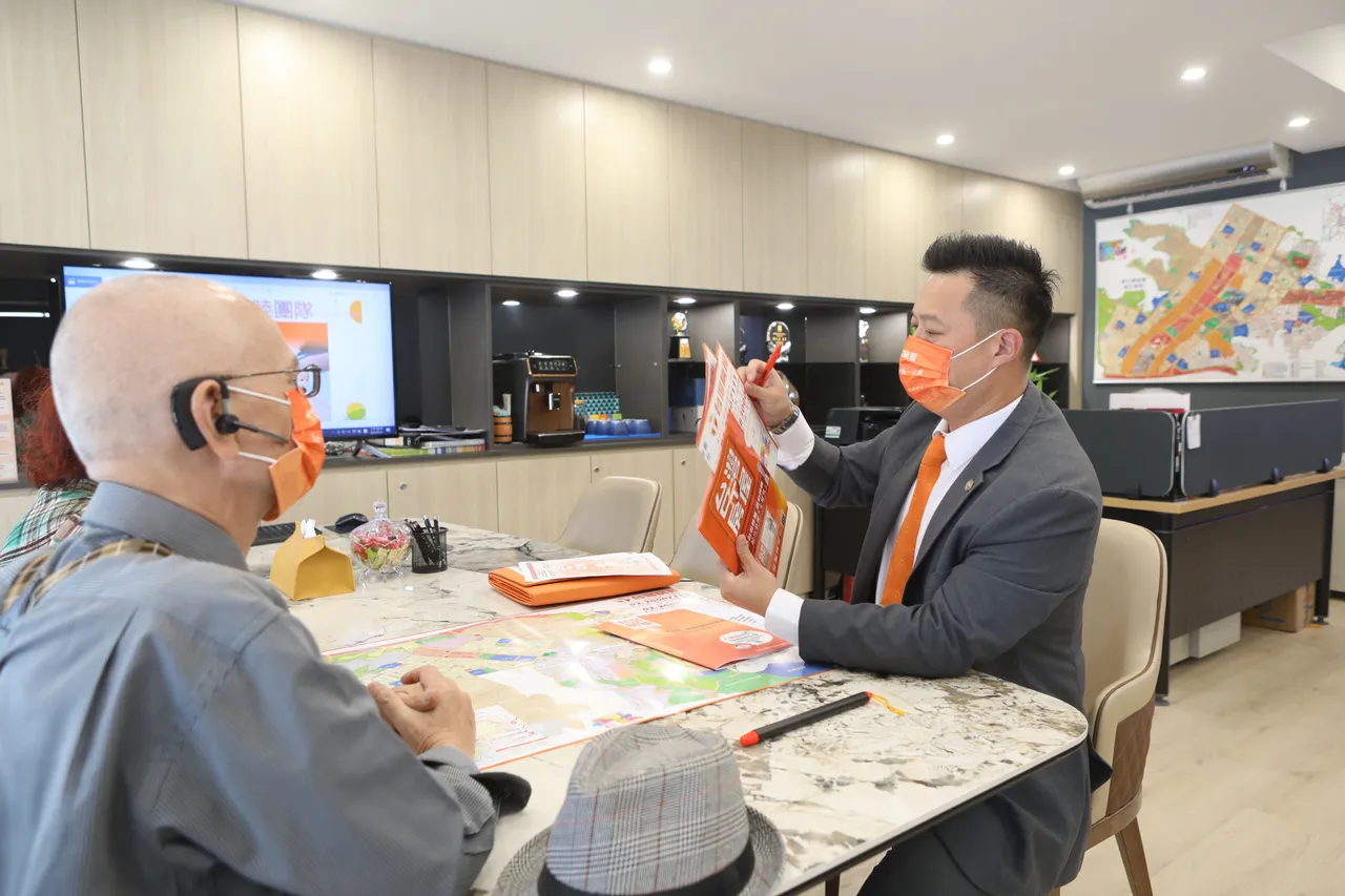 近2-3年房市大好，房仲店和从业人员大幅增加。示意图