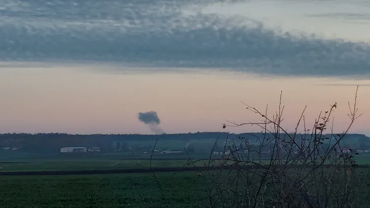 俄羅斯15日對烏克蘭發動飛彈攻擊，波蘭靠近烏克蘭邊界也因飛彈爆炸起火竄出濃煙。波蘭官方初步表示，尚無確切證據指明這枚飛彈來自俄國或烏克蘭。路透社