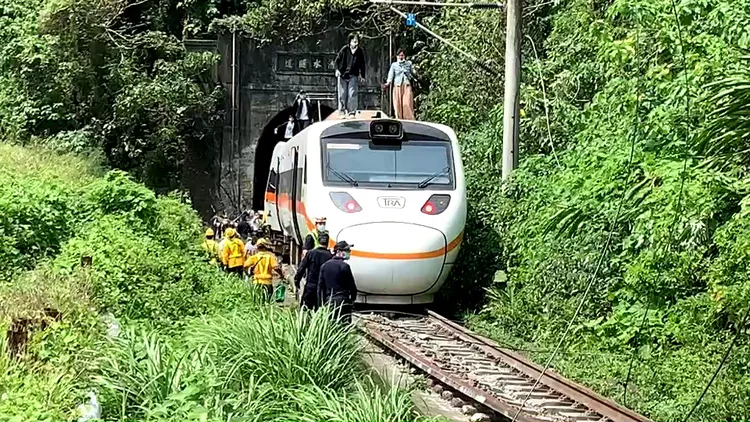 太魯閣號事故發生後，倖存者從車頂爬出逃生。翻攝畫面