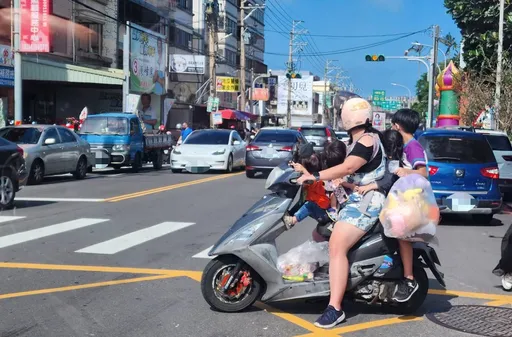機車5貼「4小孩都沒安全帽」！　網罵翻：不管弱不弱勢「真的很危險」