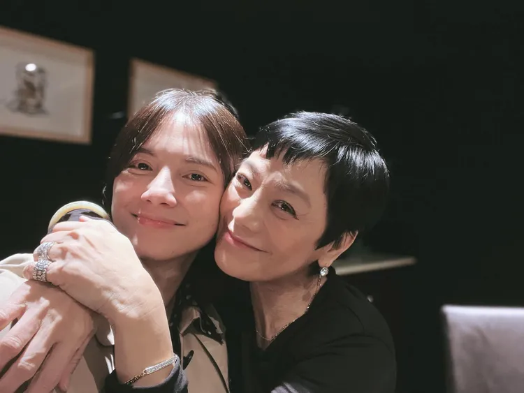 李心潔（左）看到師父張艾嘉得獎也很激動。翻攝李心潔臉書