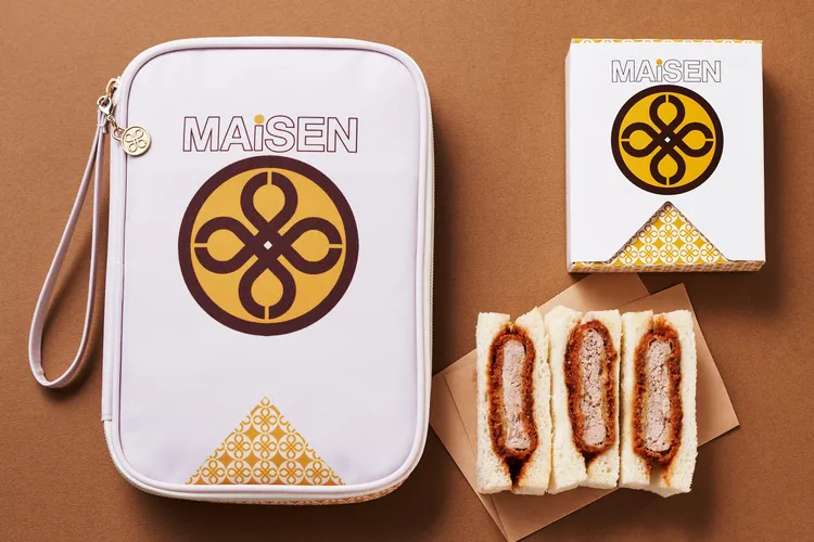 12/1~12/11於餐廳門市消費滿 1888 元，就有機會獲得東京空運來台的「日本原裝超人氣文具包」(左)，比照三明治外盒設計。業者提供