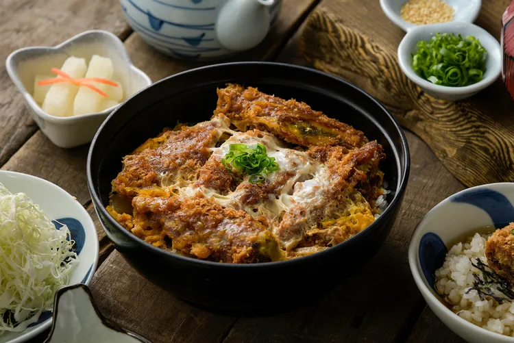 炸鰻魚丼飯是將現炸鰻魚搭佐鹹甜醬汁、洋蔥滑蛋，一樣嘗得出鰻魚的鮮美。業者提供