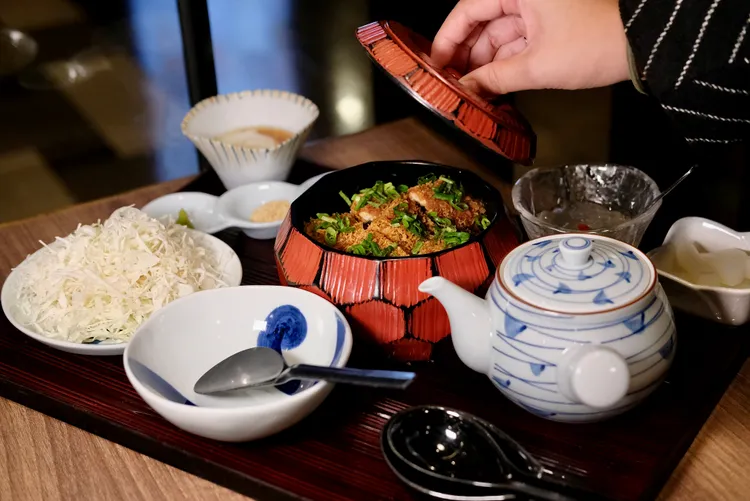 「極上炸鰻魚」系列料理吃法多元，三部曲即是原味吃法之外，還可搭配蔥花、芥末，再來還可做成炸鰻魚泡飯。葉盛耀攝