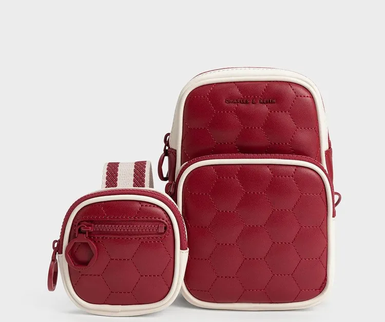 紅色款二合一拉鍊斜背包，2490元。品牌提供