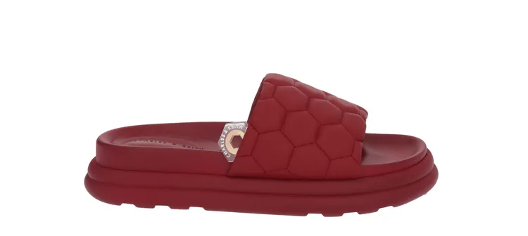 紅色款絎縫厚底拖鞋，1790元。品牌提供