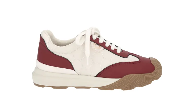 紅白配色款拼接厚底球鞋，2690元。品牌提供