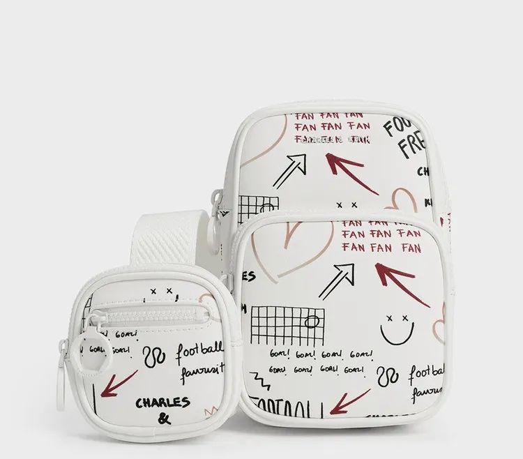 Game On系列二合一拉鍊斜背包以塗鴉圖案營造活力氣息，2490元。品牌提供