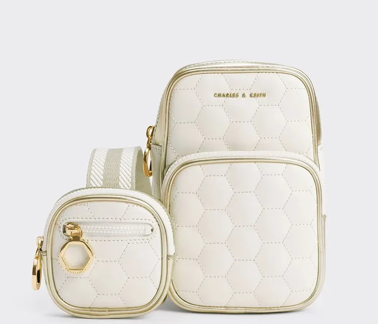 邊款二合一拉鍊斜背包，2490元。品牌提供