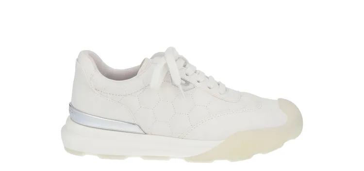 白色款拼接厚底球鞋，2690元。品牌提供