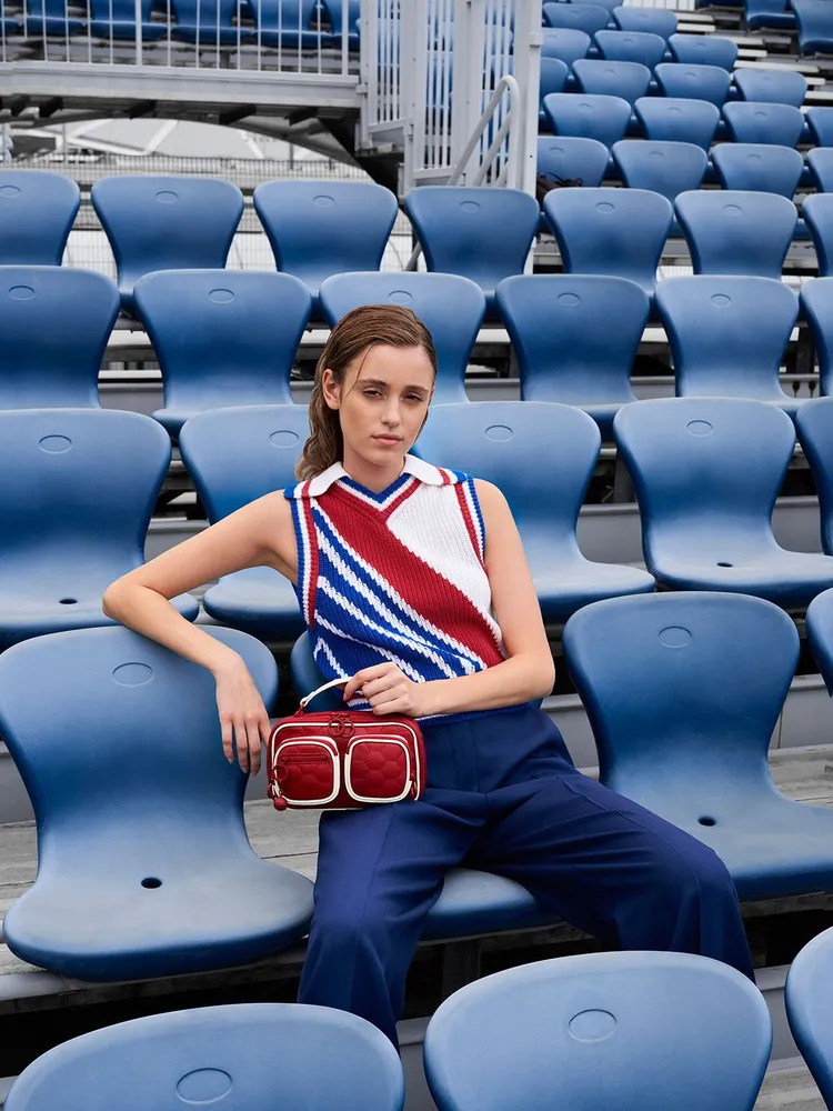 Game On系列從足球標誌性的六角圖案中擷取設計靈感，滿載足球賽的熱情與活力。品牌提供