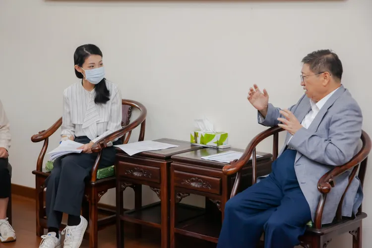 高虹安昨天（9日）向醫院請假，下午4點拜訪新竹縣長楊文科。高虹安競辦提供