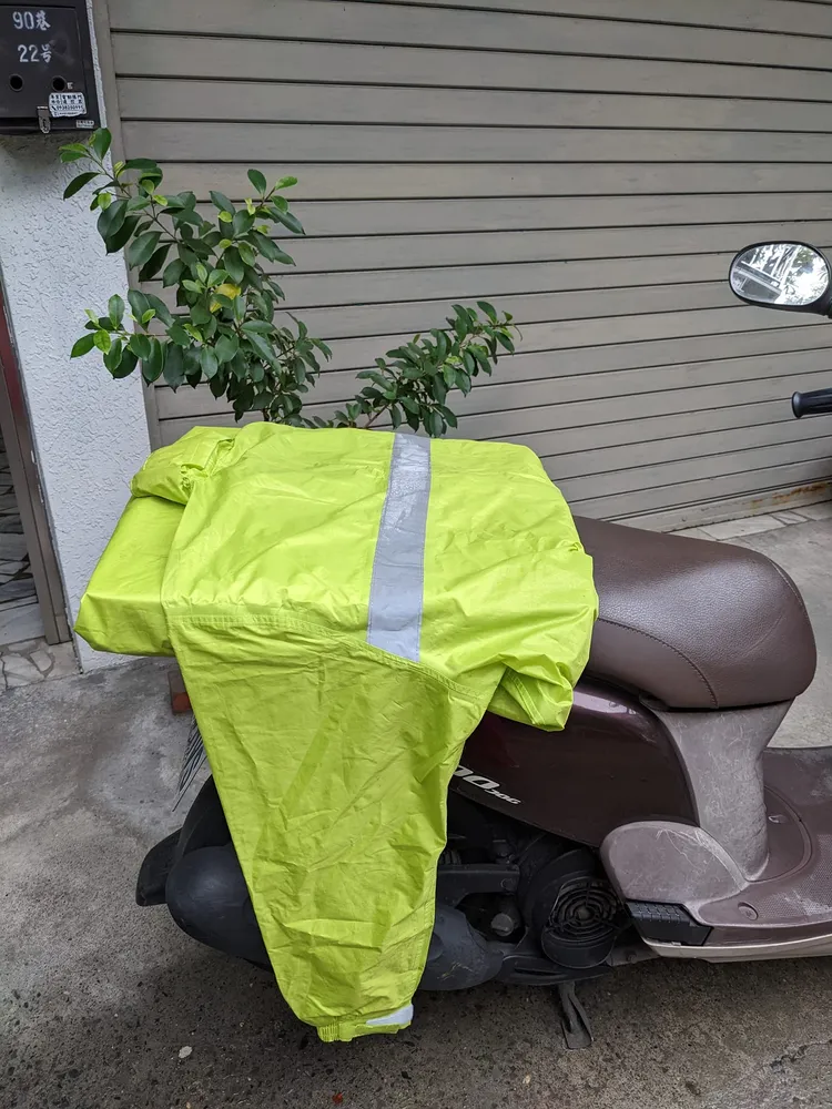 在將上衣的部分反摺蓋在披薩盒上。翻攝自臉書/ Costco好市多 商品經驗老實說