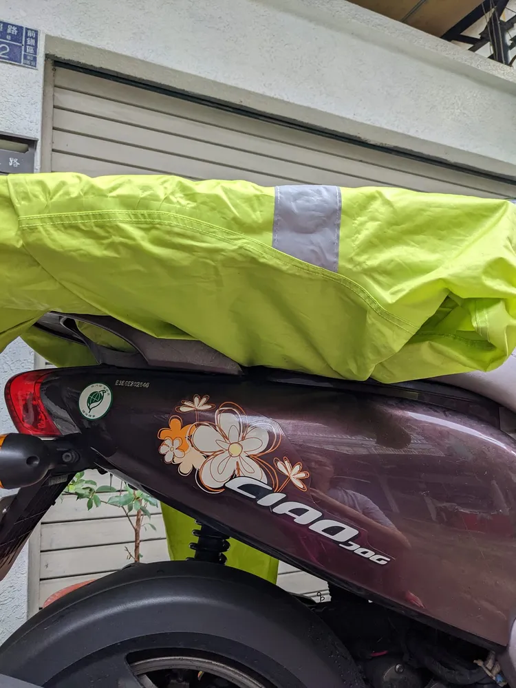 最後將雨衣的兩隻袖子，收入車箱中用椅墊固定。翻攝自臉書/ Costco好市多 商品經驗老實說