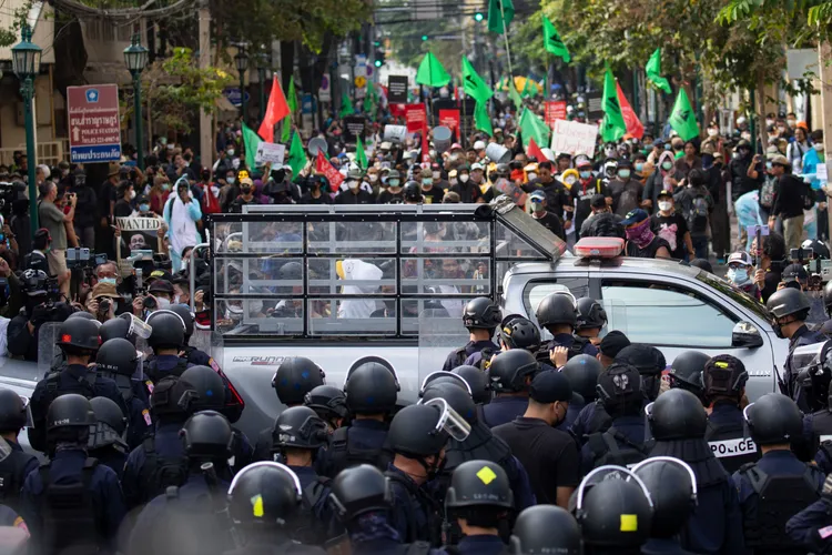 鎮暴警察與衝撞的示威者對峙。美聯社