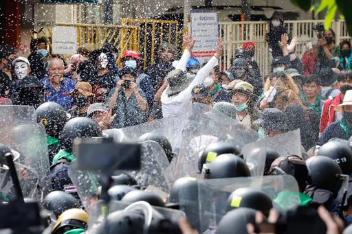 APEC會場外示威抗議　泰警發射橡膠子彈驅散