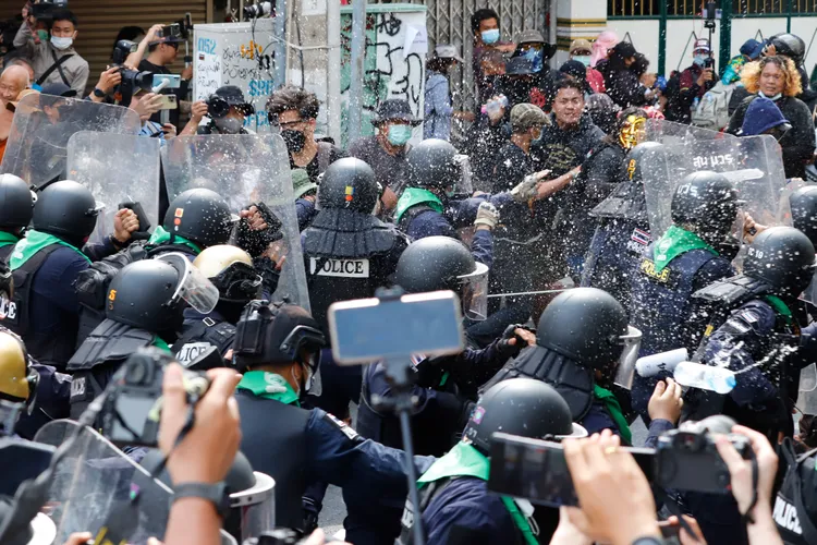 泰國鎮暴警察發射橡膠子彈驅散示威者。美聯社