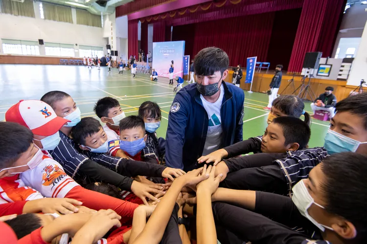 球星王維中和小球員們一起喊話，為活動更添信心。華航提供