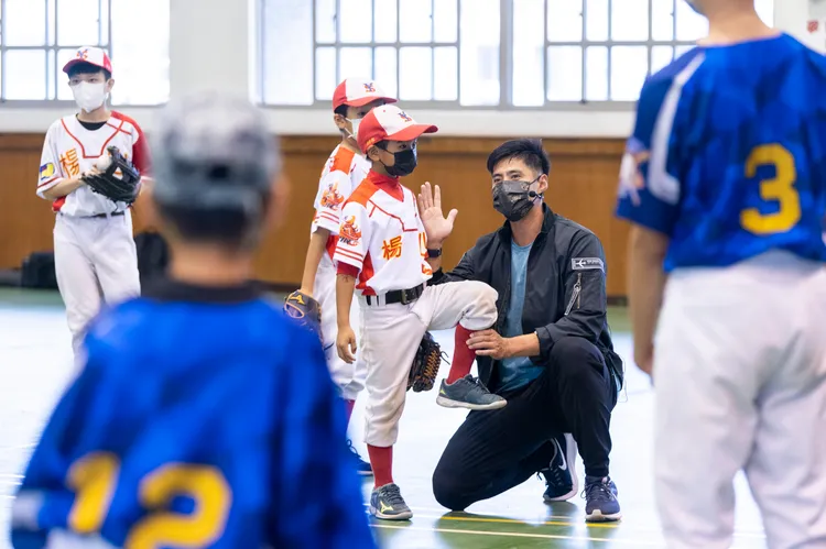 球星陳偉殷親身指導小球員。華航提供