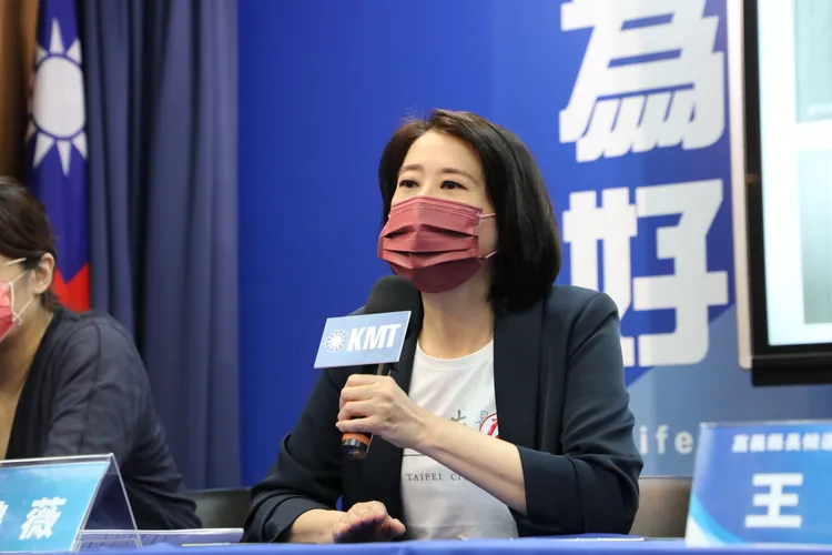 台北市議員王鴻薇也痛批，民進黨就只會靠包裝，甚至質疑嘉義縣政府規避十萬元以上須公開招標的採購法規定。國民黨提供